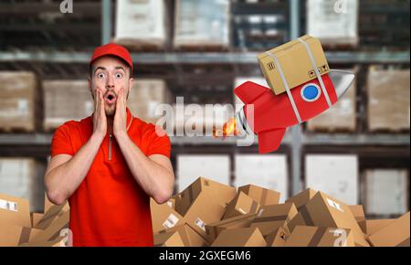 Courier hat einen wunderten Ausdruck über eine große Förderung. Konzept der schnellen Lieferung Stockfoto