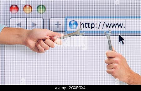 Hand mit Schraubenschlüssel über einen Internet-Webbrowser Stockfoto