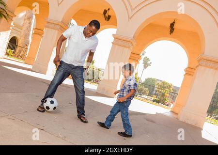 Gemischte Rennen-Vater und Sohn Fußball draußen im Hof spielen. Stockfoto