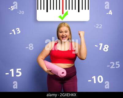Fat Mädchen tut Fitness-Studio zu Hause mit zufriedenen Ausdruck, weil sie ihr Gewicht zu verringern. Stockfoto