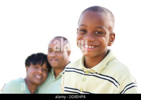 Schöner afroamerikanischer Junge mit Eltern isoliert auf einem weißen Hintergrund. Stockfoto