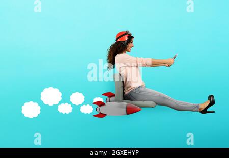 Frau fährt schnell mit Raketen unter dem Stuhl. Stockfoto