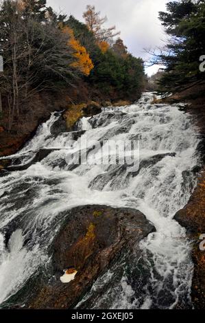 Stromschnellen des Yu-Flusses bei den Ryuzu-Fällen, Nikko-Nationalpark, Nikko, Japan Stockfoto