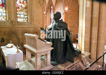 Statue von George, der den ersten Bischof und Dekan des Southwell Minster in Nottinghamshire, England, Großbritannien, befreit Stockfoto