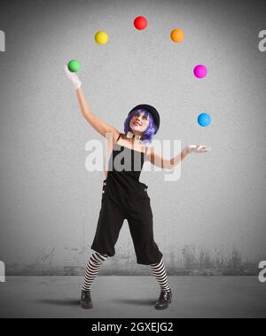 Clown spielt mit Bällen wie ein Jongleur Stockfoto