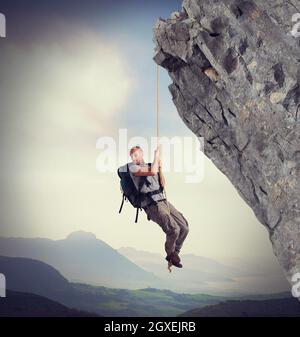 Explorer erschreckt von der Höhe Skala den Berg Stockfoto