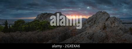 Abendansicht des Lycabettus-Hügelgipfels im Zentrum von Athen, Griechenland. Stockfoto