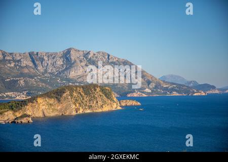 Luftaufnahme von Sveti Nikola oder St. Nicolas Insel ist in Budva riviera auf Berghintergrund, Montenegro Stockfoto