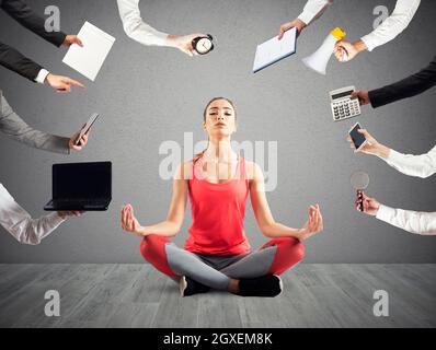 Frau versucht, mit Yoga-Position wegen des Stresses und der Überlastung am Wok ruhig zu bleiben Stockfoto