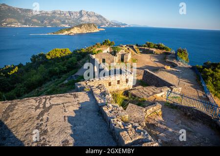 Ruinen der mittelalterlichen Festung Tvrdava Mogren am Ufer der Adria, Montenegro. Stockfoto