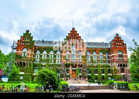 Bibliotheksgebäude der Universität Lund mit schöner Fassade und grünem Efeu Stockfoto