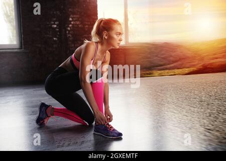 Blonde Mädchen bereit, draußen zu laufen. Doppelbelichtung Stockfoto