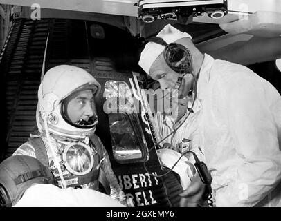 Astronaut Grissom, Virgil chattet mit Astronaut Glenn, John, bevor er die Liberty Bell 7-Kapsel für DIE MR-4-Mission am 21. Juli 1961 betreten hat Stockfoto