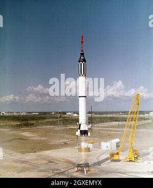 Astronaut Alan B. Shepard, Jr. hebt am 5. Mai 1961 in der Mercury-Raumsonde Freedom 7 ab. Dieser dritte Flug des Mercury-Redstone (MR-3) Fahrzeugs, entwickelt von Dr. Wernher von Braun und dem Raketenteam in Huntsille, Alabama, war die erste marned Weltraummission für die Vereinigten Staaten. Während des 15-minütigen suborbitalen Fluges erreichte Shepard eine Höhe von 115 Meilen und fuhr 302 Meilen in die Unterweite Stockfoto