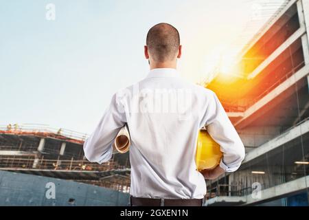 Businessman Architect analysiert die Arbeiten eines großen Gebäudes Stockfoto