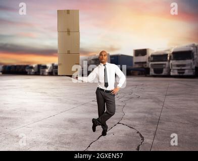 Geschäftsmann hält einen Stapel Pakete in der Hand. Konzept der schnellen und einfachen Lieferung Stockfoto