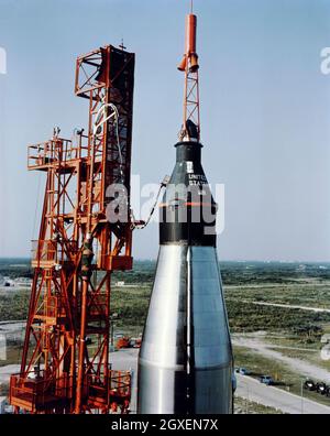 (13. September 1961) --- die unbemannte Kapsel Mercury-Atlas (MA-4) sitzt auf ihrem Atlas-Trägerrakete. Der erfolgreiche Orbitalflug folgte der Mission MA-3, die Anfang dieses Jahres abgebrochen wurde Stockfoto