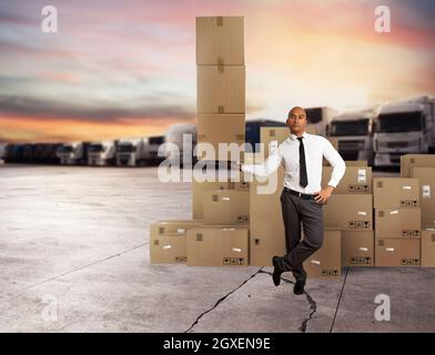 Geschäftsmann hält einen Stapel Pakete in der Hand. Konzept der schnellen und einfachen Lieferung Stockfoto