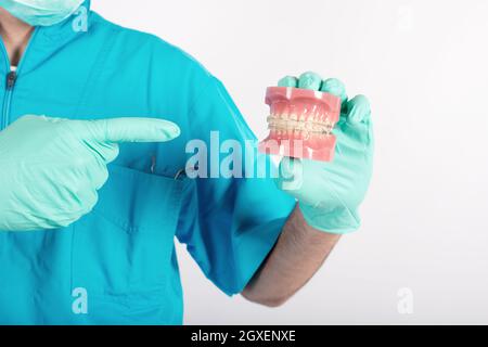 Zahnarzt Arzt zeigt, wie man ein Korsett anwenden Stockfoto