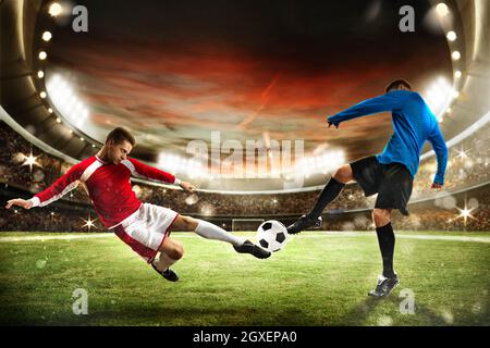 Fußballspieler spielen in einem Stadion mit Publikum Stockfoto