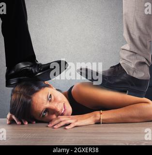Geschäftsfrau von ihrem Chef im Büro ausgenutzt Stockfoto