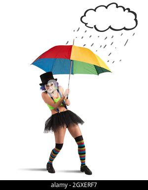 Clowns mit Regenbogenschirm schützen vor Regen Stockfoto