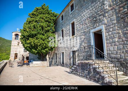 Podostrog, Budva, Montenegro - 23. September 2021: Territorium des Klosters Podmaine oder Podostrog, Budva, Montenegro Stockfoto