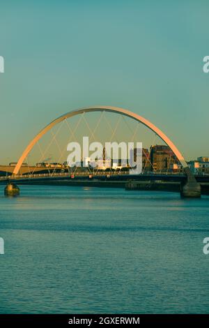 Arc Bridge über den River Clyde in Glasgow, Schottland bei Sonnenuntergang mit Copy Space Stockfoto