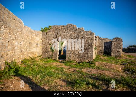 Ruinen der mittelalterlichen Festung Tvrdava Mogren am Ufer der Adria, Montenegro. Stockfoto