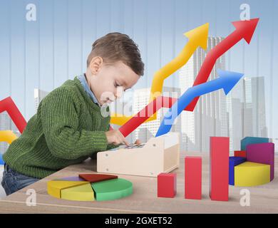 Kind spielt, um Berechnungen und Analysen zu machen Stockfoto
