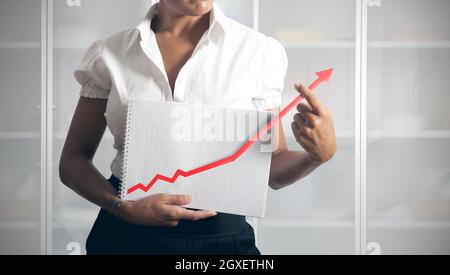 Geschäftsfrau hilft Statistik Trend zu Wachstum Stockfoto