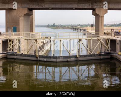 Nahaufnahme von geschlossenen Schleusentoren vor einer Betonbrücke auf dem Nil, Ägypten Stockfoto