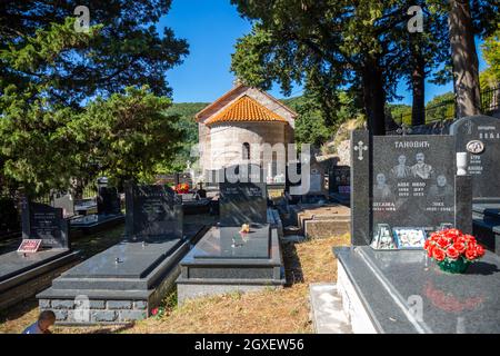 Podostrog, Budva - 23. September 2021: Kirche des heiligen Johannes des Theologen und Friedhof in der Nähe, Podostrog, Budva, Montenegro Stockfoto