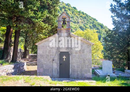 Podostrog, Budva - 23. September 2021: Kirche des heiligen Johannes des Theologen und Friedhof in der Nähe, Podostrog, Budva, Montenegro Stockfoto