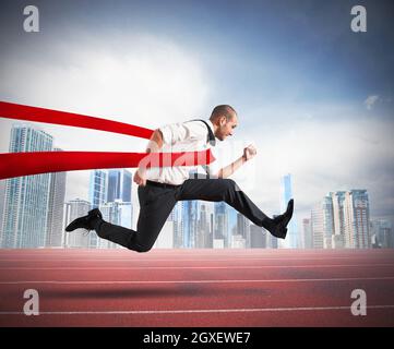 Erfolgreicher Geschäftsmann auf der Ziellinie einer Strecke Stockfoto