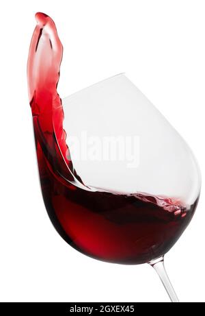 Rotwein spritzt in einem Glas auf weißem Hintergrund Stockfoto