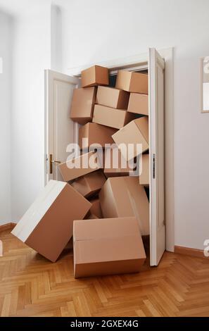 Eingang voll mit Pappkartons Stockfoto
