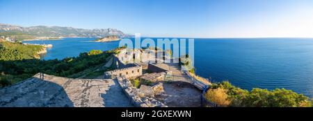 Ruinen der mittelalterlichen Festung Tvrdava Mogren am Ufer der Adria, Montenegro. Stockfoto