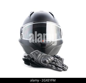 Motorrad-Sicherheitszubehör. Lederhandschuhe und Helm isoliert auf weißem Hintergrund. Stockfoto