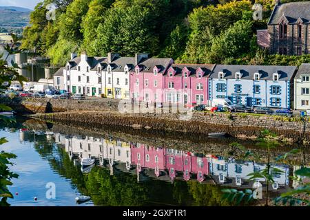 PORTREE, ISLE OF SKYE, SCHOTTLAND - 16. SEPTEMBER 2021: Bunte Gebäude säumen den Hafen von Portree. Portree ist die größte Stadt und Hauptstadt der Insel Stockfoto