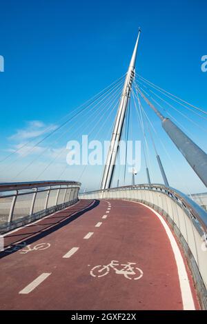 Blick auf die Bidge Ponte del Mare in der Stadt Pescara, Abruzzen, Italien. Hochwertige Fotos Stockfoto