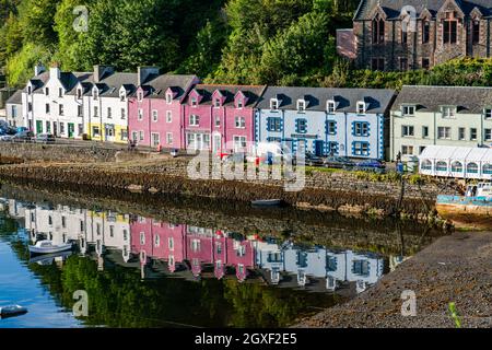 PORTREE, ISLE OF SKYE, SCHOTTLAND - 16. SEPTEMBER 2021: Bunte Gebäude säumen den Hafen von Portree. Portree ist die größte Stadt und Hauptstadt der Insel Stockfoto