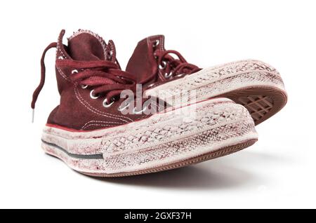 Gebrauchte Leinwandschuhe Nahaufnahme auf weißem Hintergrund Stockfoto