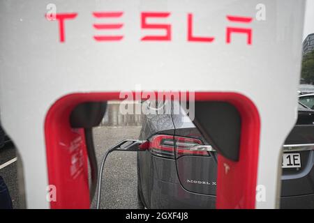 Berlin, Deutschland. Oktober 2021. Ein Tesla Model x wird am Tesla Supercharger auf dem EUREF Campus geladen. Quelle: Michael Kappeler/dpa/Alamy Live News Stockfoto
