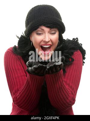 Aufgeregt Frau in Winterkleidung hält ihre Hände isoliert auf einem weißen Hintergrund. Stockfoto
