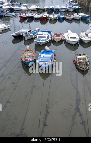 Detail der Boote, die an einem Pier in der Stadt geparkt sind Stockfoto