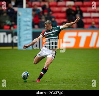 2.10.2021 Leicester, England. Rugby Union. Freddie Steward nimmt einen Long Range Elfmeter für Tigers während des Gallagher Runde 3 Match zwischen Leicester Tigers und Saracens im Mattioli Woods Welford Road Stadium, Leicester. © Phil Hutchinson/Alamy Live News Stockfoto