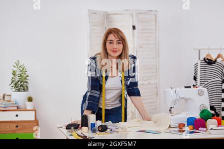 Schneiderin Frau in der Werkstatt Stockfoto