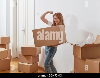 Junge Frau mit Kartons Stockfoto