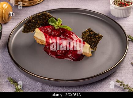 Beeren Käsesorten mit roter Vereisung auf der Servoplatte Restauranttisch Stockfoto